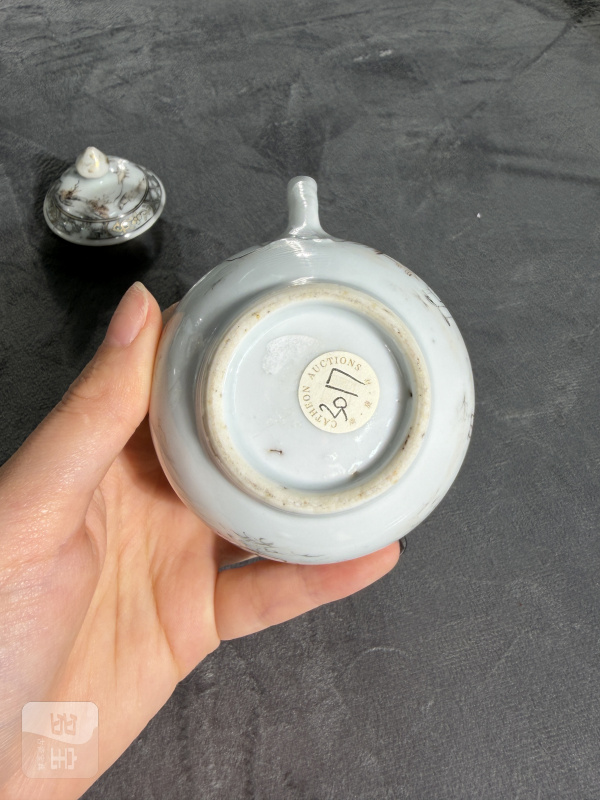 清乾隆墨彩矾红描金松下访友奶壶 - 图9
